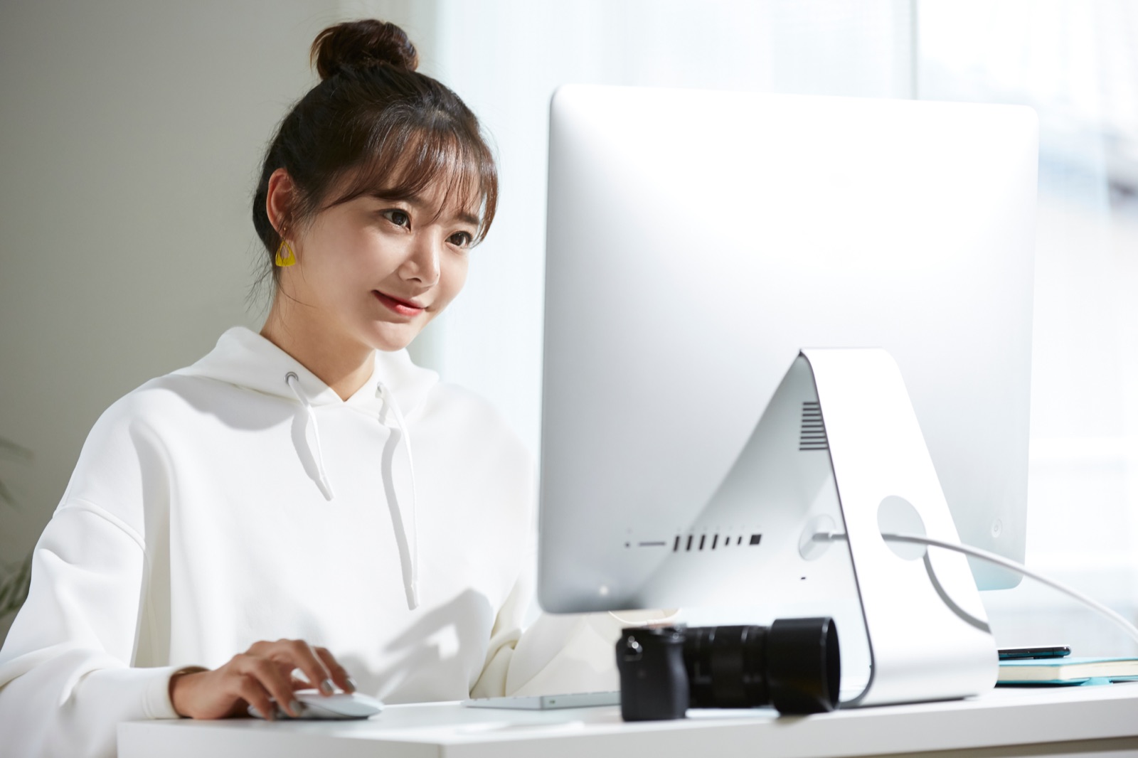 御社の見え方を確かめるスタッフのイメージ
